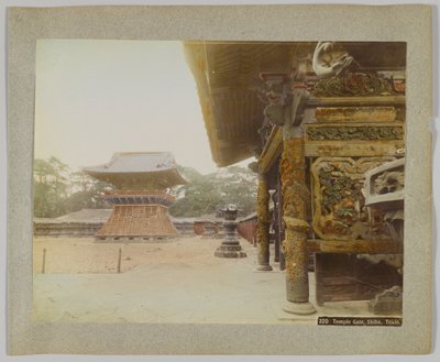 Temple Gate, Shiba Park, Tokio, Japani (käsinvärinen mustavalkokuva) tekijältä Japanese Photographer