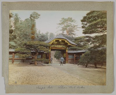 Temple Gate, Shiba Park, Tokio, Japani (käsinvärinen mustavalkokuva) tekijältä Japanese Photographer