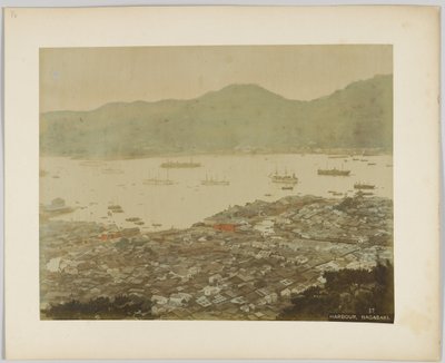 Satama Nagasakissa, Japanissa (käsinvärinen mustavalkokuva) tekijältä Japanese Photographer