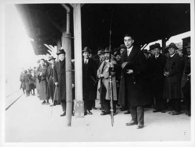 Pastori Richards pitelee keulaa ja lähti Yamaguchin asemalta vuonna 1927 tekijältä Japanese Photographer
