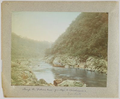 Katsura-Gawan kautta Hozusta Arashiyamaan, lähellä Kiotona, Japani (käsinvärinen mustavalkokuva) tekijältä Japanese Photographer