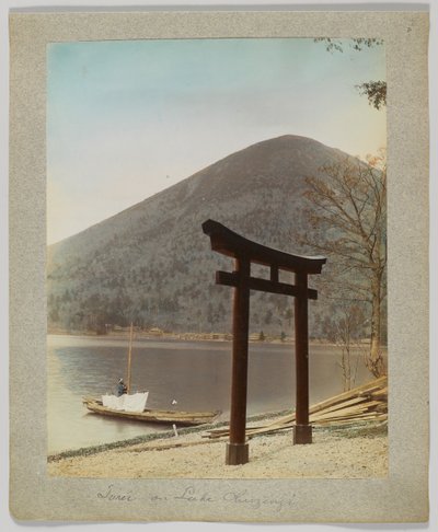 Torii Chuzenji-järvellä, Nikko, Japani (käsinvärinen mustavalkokuva) tekijältä Japanese Photographer