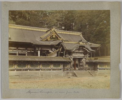 Tōshō-gū portista nähtynä, Nikko, Japani (käsinvärinen mustavalkokuva) tekijältä Japanese Photographer