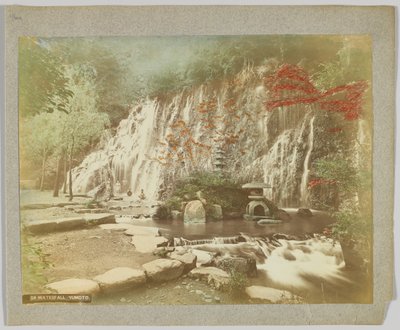 Vesiputous, Yumoto, Kanagawan prefektuuri, Japani (käsinvärinen mustavalkokuva) tekijältä Japanese Photographer