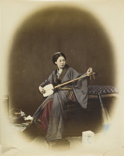 Nainen leikkimässä shamisenia (käsinvärinen mustavalkokuva) tekijältä Japanese Photographer