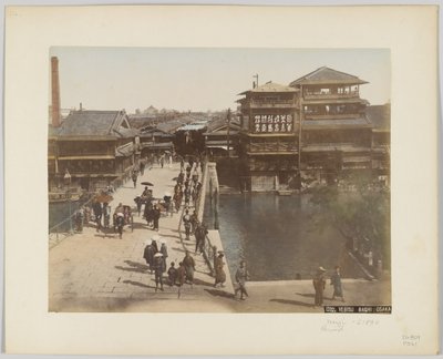 Yebisu Bashi, Osaka, Japani, n. 1890 (käsinvärinen mustavalkokuva) tekijältä Japanese Photographer