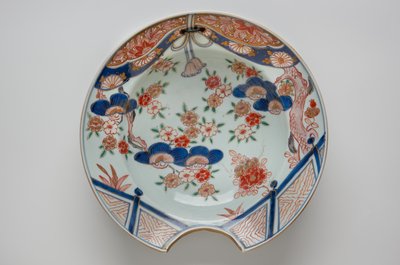 Parturikulho, 1700-luvun alku (Arita-astiat, posliini, jossa aluslasituksen sininen ja overglaze emali) tekijältä Japanese School