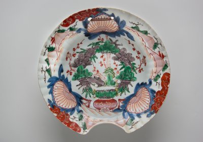 Parturikulho, 1700-luvun loppu (Arita-astiat, posliini, jossa aluslasituksen sininen ja overglaze emali) tekijältä Japanese School
