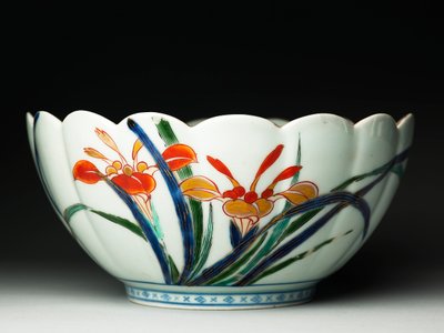 Kulho uurretuilla sivuilla ja uurretulla reunalla, ko-Imari-tavaraa, n.1770-20 (keramiikka sinisellä pohja- ja päällimmäisellä emalilla) (katso myös 117721) tekijältä Japanese School