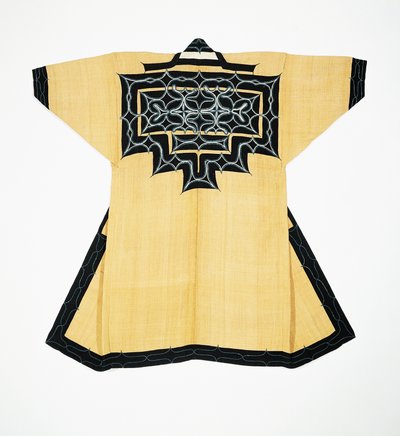 Ainu-väestön juhlavaate (attush) perinteisillä ainu-aiheilla, ketjupistokirjonta, jalavankuorta, villaa ja puuvillaa tekijältä Japanese School