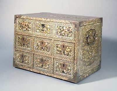 Lipasto, 1500-luvun loppu (nambanlakka & helmikuori ja lakattu puu) tekijältä Japanese School