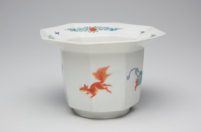Kuppi, 1600-luvun loppu - 1700-luvun alku (Kakiemon, posliini, jossa on overglaze emali) tekijältä Japanese School