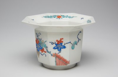 Kuppi, 1600-luvun loppu - 1700-luvun alku (Kakiemon, posliini, jossa on overglaze emali) tekijältä Japanese School