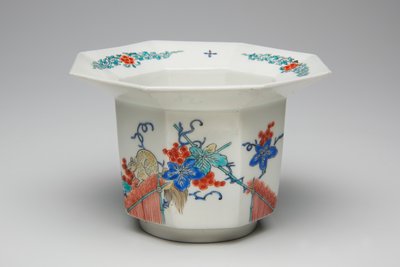 Kuppi, 1600-luvun loppu - 1700-luvun alku (Kakiemon, posliinia, jossa overglaze emali) tekijältä Japanese School