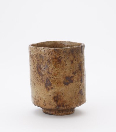Sylinterimäinen teekulho kirjoituksella, tuntematon Raku-astiapaja, Teekulho (tsutsu chawan) tekijältä Japanese School