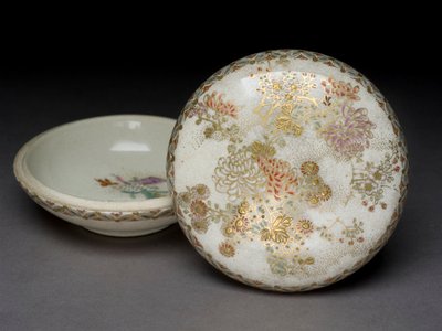 Suitsukelaatikko, jossa krysanteemit ja geometrinen kuviointi, 1800-luku (keraaminen) tekijältä Japanese School