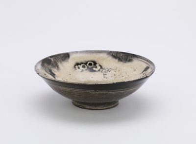 Yksittäinen tarjoilukulho, Kyushu tai Kioto, Edo-kausi, 1700-1800-luku (kivitavara, jossa valkoinen liuska ja kobolttipigmentti kirkkaan lasitteen alla) tekijältä Japanese School