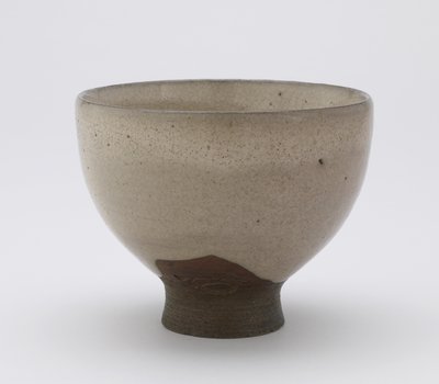Gokin muotoinen Inkyuzan-teekulho, jossa on vaikutelma salakirjoitus, Teekulho (gokijawan), n. 1804-25 (kivitavara riisi-kuori-tuhkakuorruteella) tekijältä Japanese School