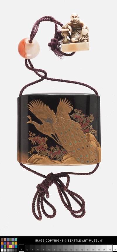 Inro koristeltu riikinkukon, ojimen ja netsuke tekijältä Japanese School
