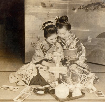 Japanilaiset tytöt käyttävät stereoskooppikatselijaa stereokorteilla, 1899 tekijältä Japanese School