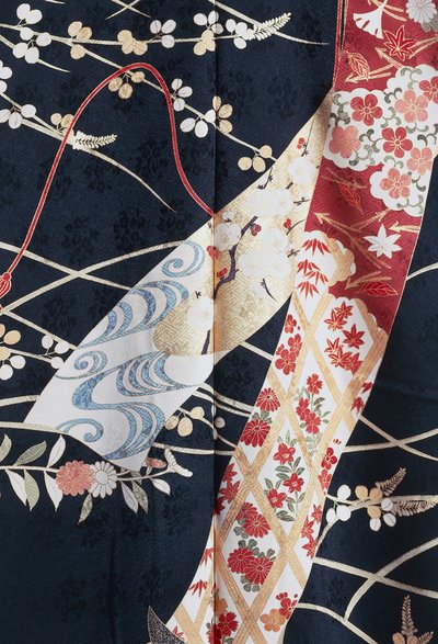 Nuorten naimattomien naisten tyylikkäissä tilaisuuksissa käyttämä Kimono Furisode (keiluvat hihat) ja Maiko (geisha-oppilas), silkki kukka- ja kasviaiheilla, kelluvia paneeleja, yksityiskohtia, Kaga-Yuzen-värjäys, Tokamachin kutomakoneet, japanilainen sivi tekijältä Japanese School