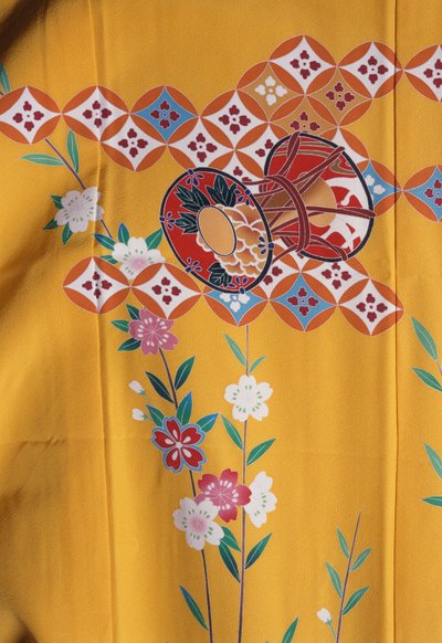 Kimonotyttö (7 v) samanlainen kuin aikuisten naisten Shichi-Go-Sanin juhliin perheensä kanssa shinto-pyhäkkössä, Silkki, kukka-aiheet, kirsikankukat, Taiko-rumpu, yksityiskohta, Tokamachi-tekstiilit, japanilainen sivilisaatio, 1900-luku tekijältä Japanese School