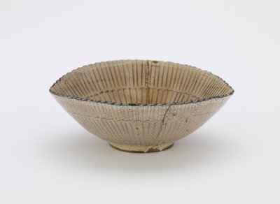 Kioto-astiat yksittäiset Sarahatun muotoinen tarjoilukulho, merkintä "Kiyomizu", Yksilöllinen tarjoilukulho (mukozuke), 1600-luvun loppu (kivitavara rautapigmentillä läpikuultavan valkoisen lasitteen alla, kultalakkakorjaukset) tekijältä Japanese School