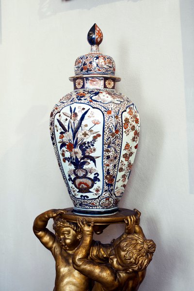 Suuri japanilainen kannellinen maljakko Edo-kaudelta, Genroku-ajalta. 1688-1703. Maria Brignolen huoneistot Myynti (Brignole-Sale) De Ferrari, herttuatar de Galliera (1811-1888), huonekalut ovat peräisin Hotel Matignonista, hänen pariisilaisasunnostaan. Pa tekijältä Japanese School