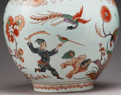 Iso pullomaljakko, koristeltu Hollannissa imarityyliin, Ko-Imari, 1600-luvun loppu (keramiikka, jossa emalipinnoite) (yksityiskohta 117741) tekijältä Japanese School