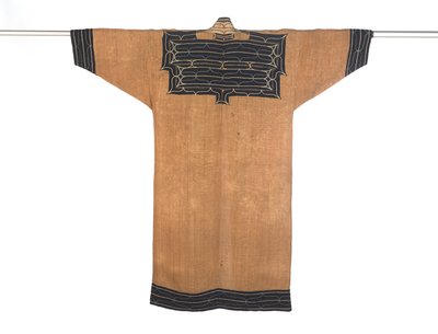 Miesten viitta, 1800-luvun loppu - 1900-luvun alku (jalavankuori puuvillaapplikaatiolla ja silkkikirjonta) tekijältä Japanese School