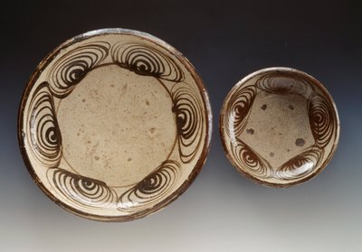 Umanomezaralla (ympyrät, joissa hevosenkuvio) koristellut lautaset, 1700-luvun loppupuoli-1900-luvun alku, emaloitu kivitavaraa, valmistettu Setossa, halkaisijat 21,5 cm ja 34,5 cm, japanilainen sivilisaatio, Edo-kausi. tekijältä Japanese School