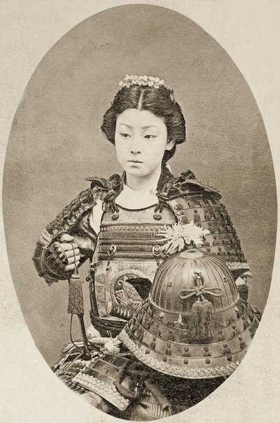 Muotokuva naissoturista kukkia hiuksissaan, n.1895 tekijältä Japanese School