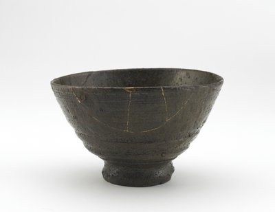 Rakuzan-teekulho Kugibori Irabo -tyyliin, 1700-luvun alku (kivitavarat tuhkalasituksella, kultalakkakorjaukset) tekijältä Japanese School