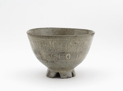 Teekulho mishima-tyyliin, Sagan prefektuuri, Edo-kausi, 1600-luvun alku (kivitavara, jossa on vaikutelmia ja viiltoja, joissa on valkoinen lippa) tekijältä Japanese School