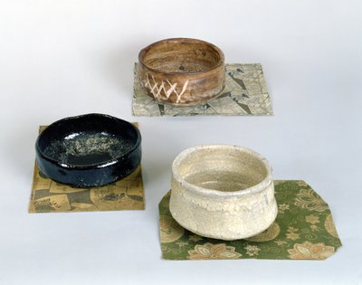 Kolme teeseremoniaan käytettyä chawania, n. 1800 (keraaminen) tekijältä Japanese School