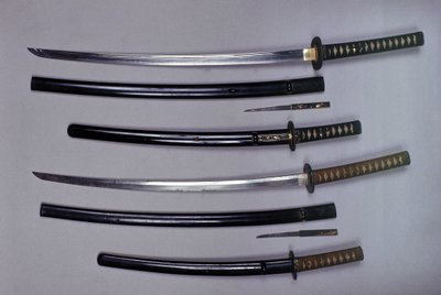 Yläosa: katana, japanilainen miekka ja sen tuppi, wakizashi, japanilainen lyhyt miekka tupessaan, pienet Kokatawa-tikarivarastot samassa huotrassa. kaikki kolme ovat 1700-luvulta. alemmat ovat 1600-luvulta. tekijältä Japanese School