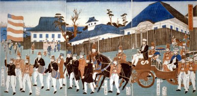 Tríptico mostrando um desfile de estrangeiros, Yokohama, em uma carruagem aberta puxada por cavalos e liderada por um homem carregando as estrelas e listras e uma banda militar, 1861. Utagawa Yoshigawa (ativo 1850-1870) artista japonês ukiyo-e.finlandês tekijältä Japanese School