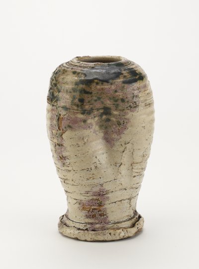 Oribe-tyylinen maljakko, luultavasti Seto-tavaraa 1800-80 (kivitavara maaspaattisella lasiteella ja kuparinvihreällä lasiteella (osittain sytytetty punaiseksi)) tekijältä Japanese School