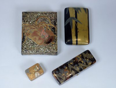 Kukon koristeltu kirjoituslaukku, bambukuvioinen kirjoituslaukku ja Ogata Korinin (1658-1716) kobako ja Kajikawan perheen viestilaatikko, 1500-1700-luku (lakattua kultaa tekijältä Japanese School