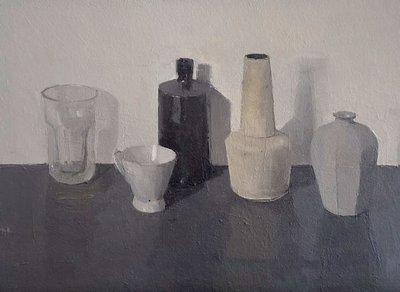 Still Life with Five Objects, 2024 (öljy paperille) tekijältä Jason Line