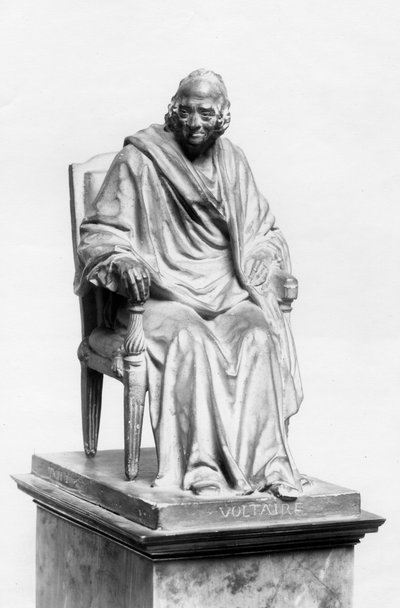 Istuva Voltaire-hahmo tekijältä Jean-Antoine Houdon