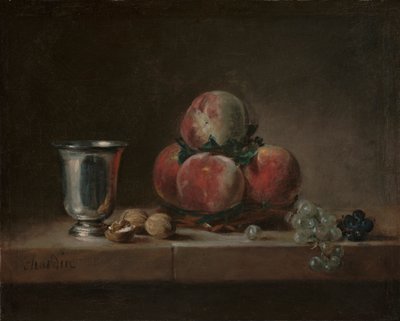 Asetelma persikoilla, hopeakuppi, viinirypäleitä ja saksanpähkinöitä, n. 1759-60 (öljy kankaalle) tekijältä Jean Baptiste Simeon Chardin
