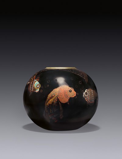 Maljakko "Aux Poissons", n. 1928 (lakattu metalli, kuparivuorauksella) tekijältä Jean Dunand