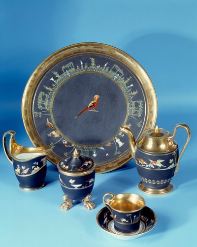 Kabaree pyöreällä tarjottimella. Valmistettu Dagotyn tehtaalla noin 1810. Sevres. Posliinin valmistus tekijältä Jean Paul Laurens