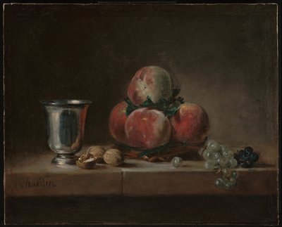 Asetelma persikoilla, hopeinen pikari, viinirypäleet ja saksanpähkinät tekijältä Jean Baptiste Simeon Chardin