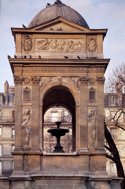 Arkkitehtuuri: näkymä Innocents-suihkulähteelle. Suunnittelevat arkkitehdit Jean Goujon, Augustin Pajou ja Pierre Lescot. 1546-1549. Place Joachim du Bellay, Pariisi. tekijältä Jean and Lescot Pierre Goujon