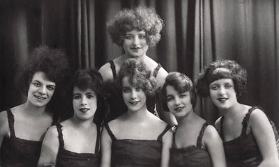 Tanssi- tai teatteriryhmä, 1900-1929. tekijältä Jerome Ltd