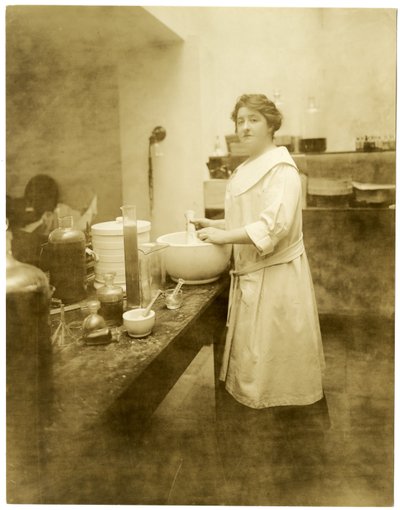 Anne Ann Haviland, hajustevalmistaja, n. 1915-28 (gelatiinihopeakuva) tekijältä Jessie Tarbox Beals