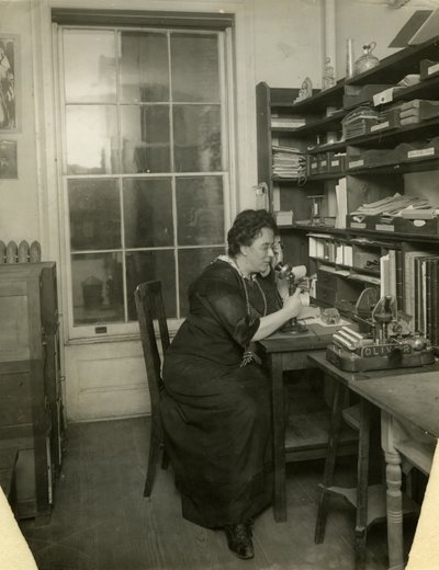 Beals hänen studiossaan, n. 1912-1918 (gelatiinihopea kuva) tekijältä Jessie Tarbox Beals