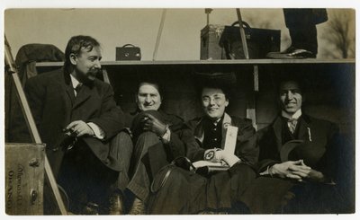 Beals lomalla auton takana, n. 1905-40 (gelatiinihopea kuva) tekijältä Jessie Tarbox Beals